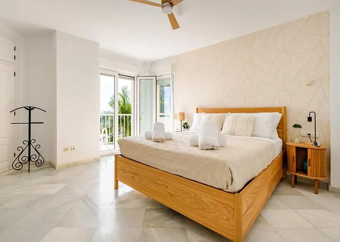 Oasis Beachfront Luxury Альмуньекар