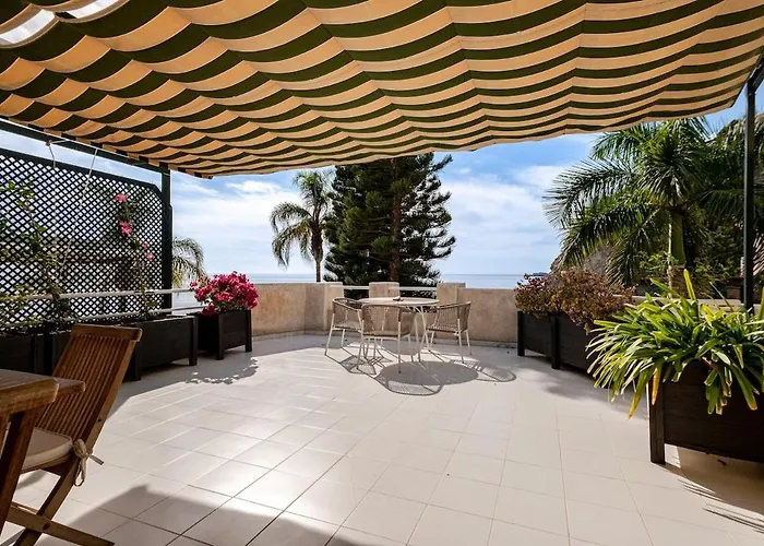 Oasis Beachfront Luxury Альмуньекар